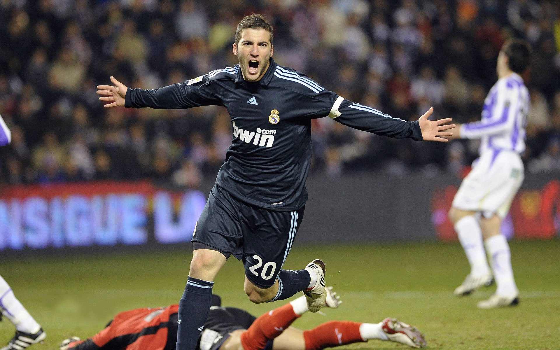 高端电竞赛事场馆投入使用，提升硬件设施水平，电竞场馆的功能和用途